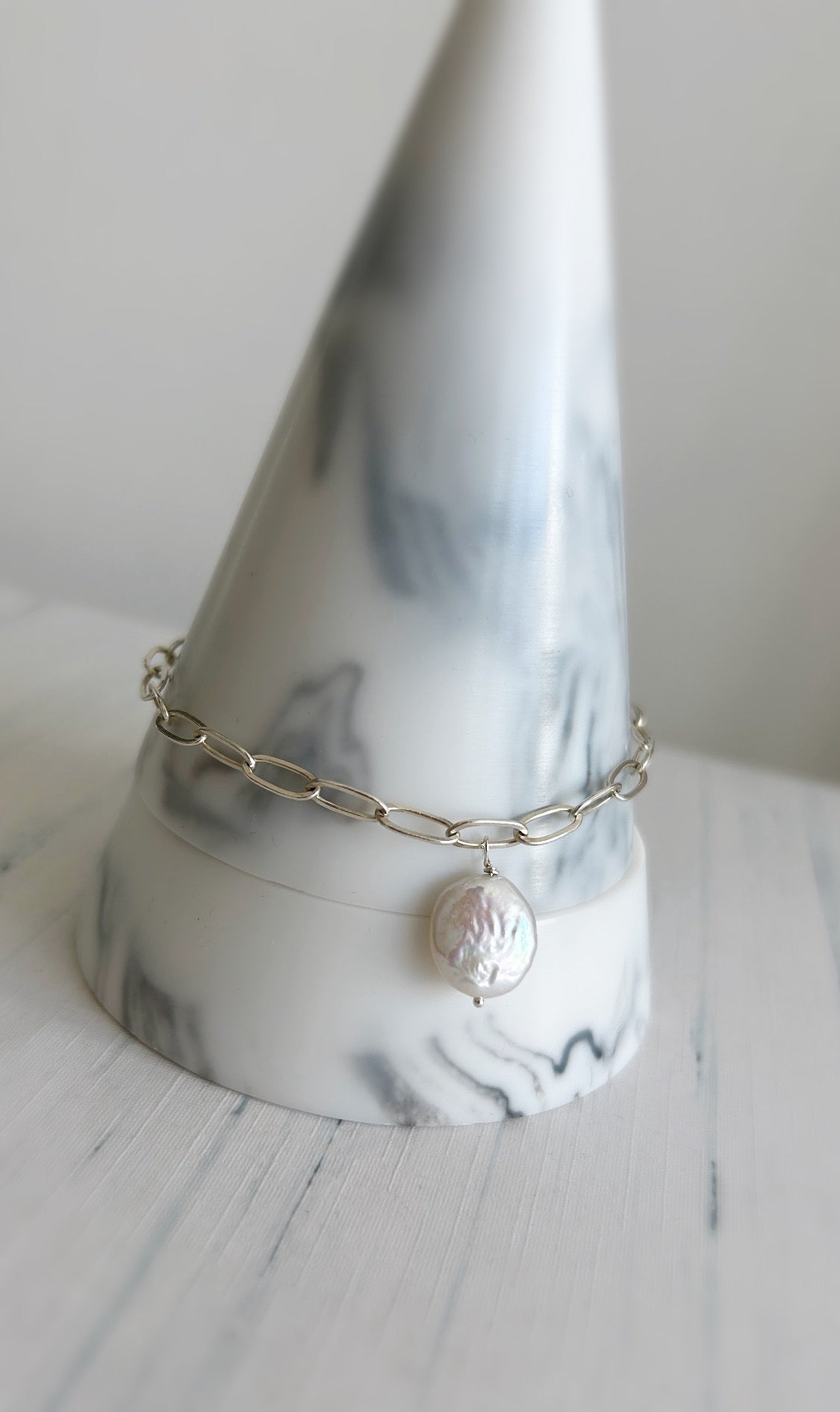 A beautiful large link paperclip/cable chain bracelet with a ‘Coin’ style Freshwater Pearl. A beautiful, stylish and on trend bracelet for everyday wear.

The bracelet is available in a Sterling Silver or Gold Filled finish.