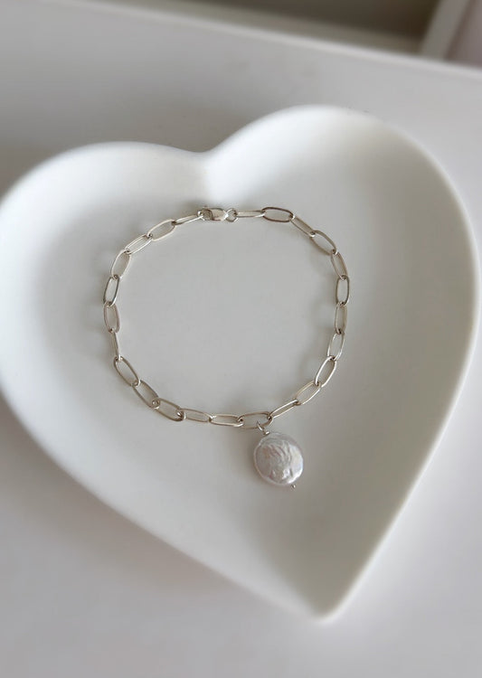 A beautiful large link paperclip/cable chain bracelet with a ‘Coin’ style Freshwater Pearl. A beautiful, stylish and on trend bracelet for everyday wear.

The bracelet is available in a Sterling Silver or Gold Filled finish.