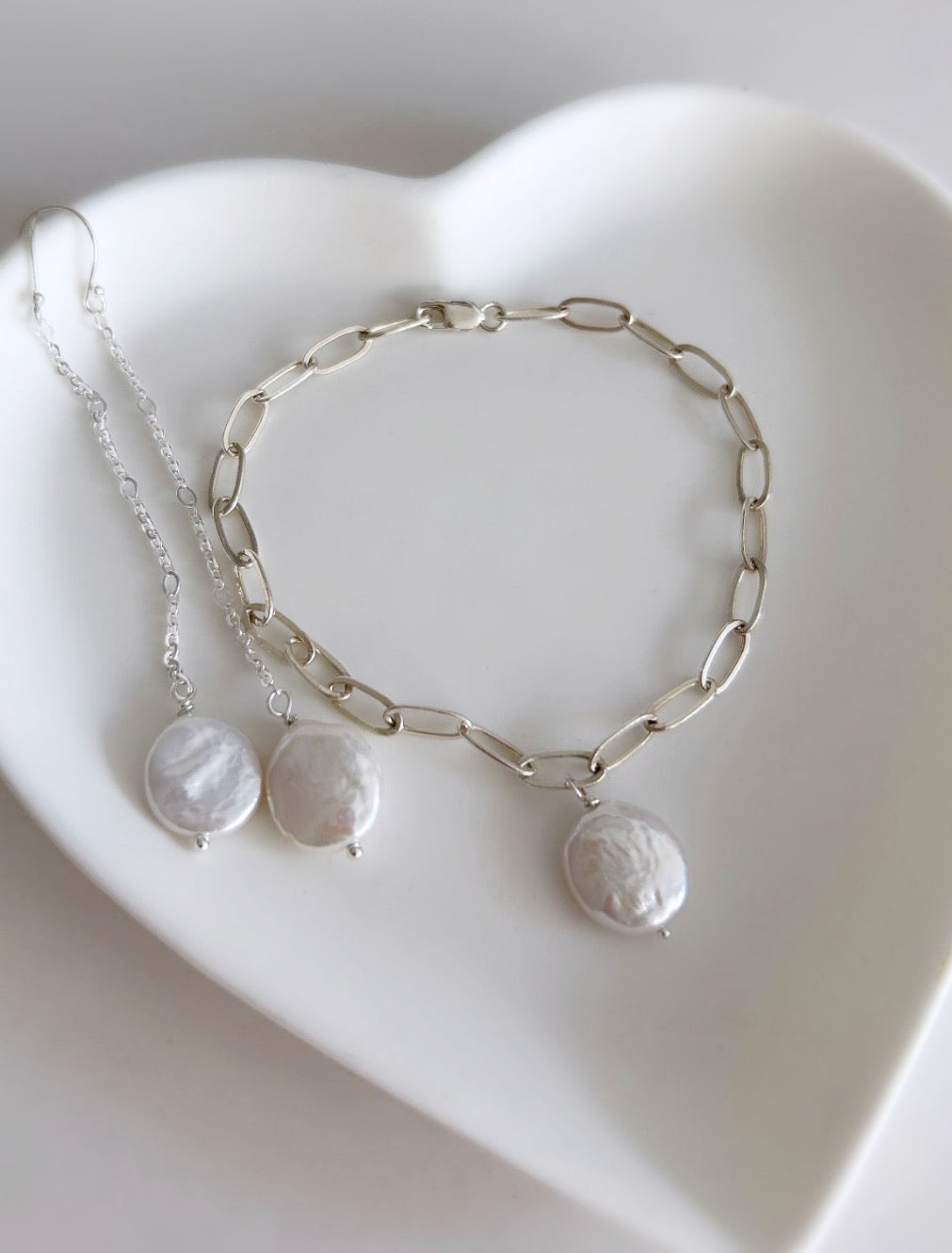 A beautiful large link paperclip/cable chain bracelet with a ‘Coin’ style Freshwater Pearl. A beautiful, stylish and on trend bracelet for everyday wear.

The bracelet is available in a Sterling Silver or Gold Filled finish.