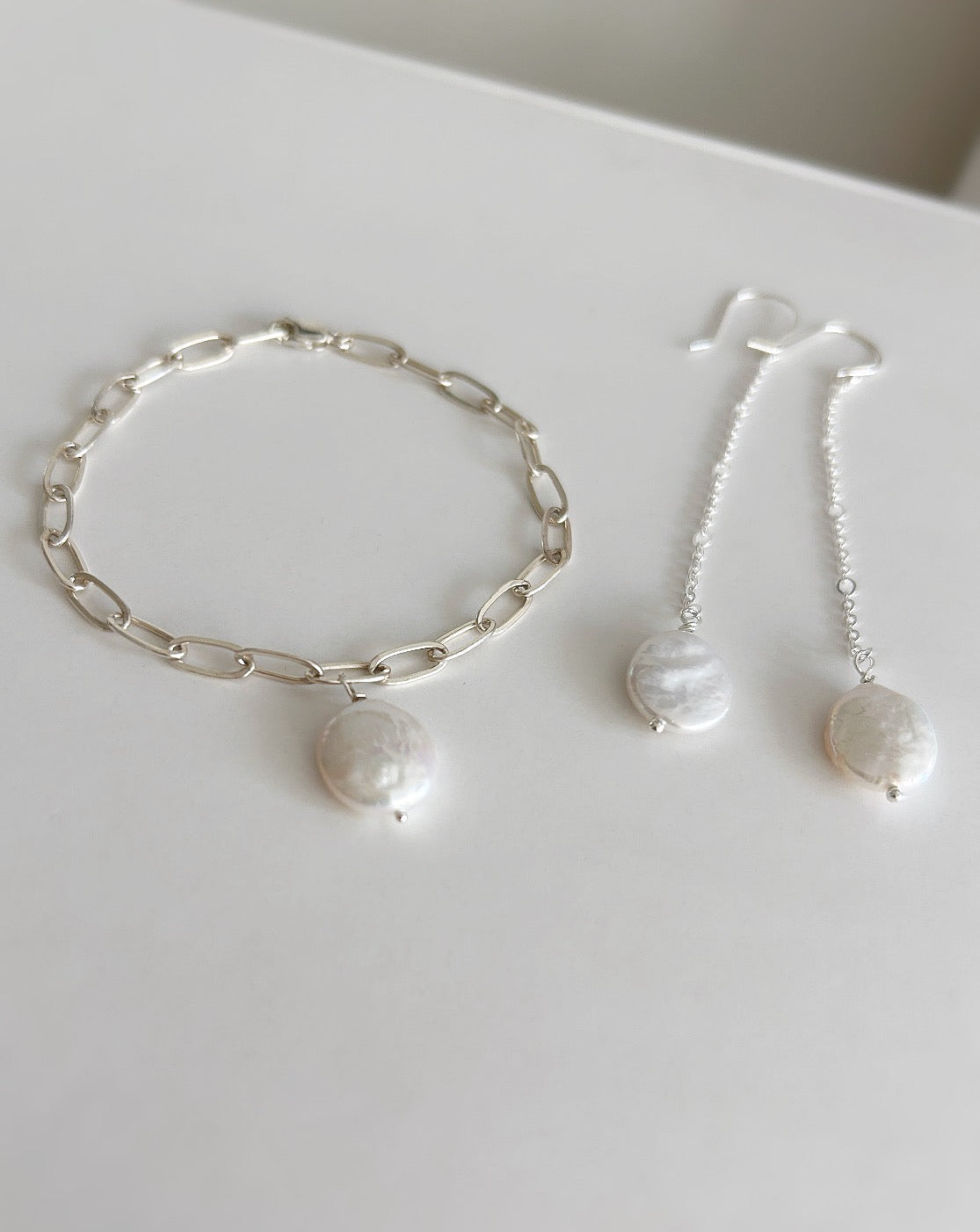 A beautiful large link paperclip/cable chain bracelet with a ‘Coin’ style Freshwater Pearl. A beautiful, stylish and on trend bracelet for everyday wear.
