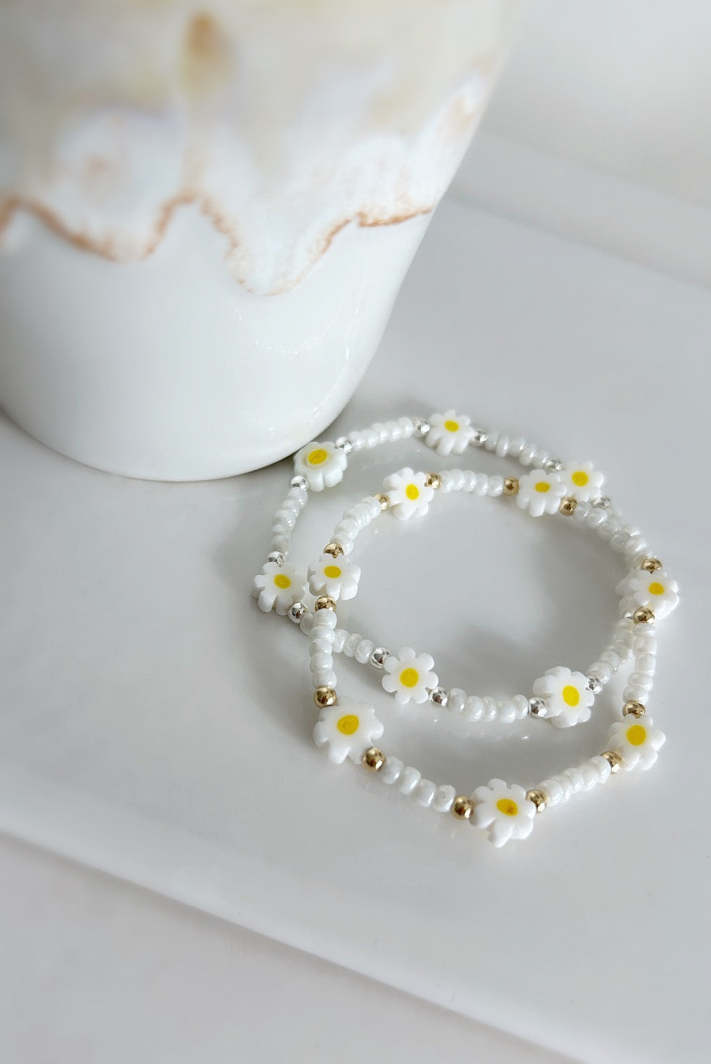 Daisy glass bead bracelet