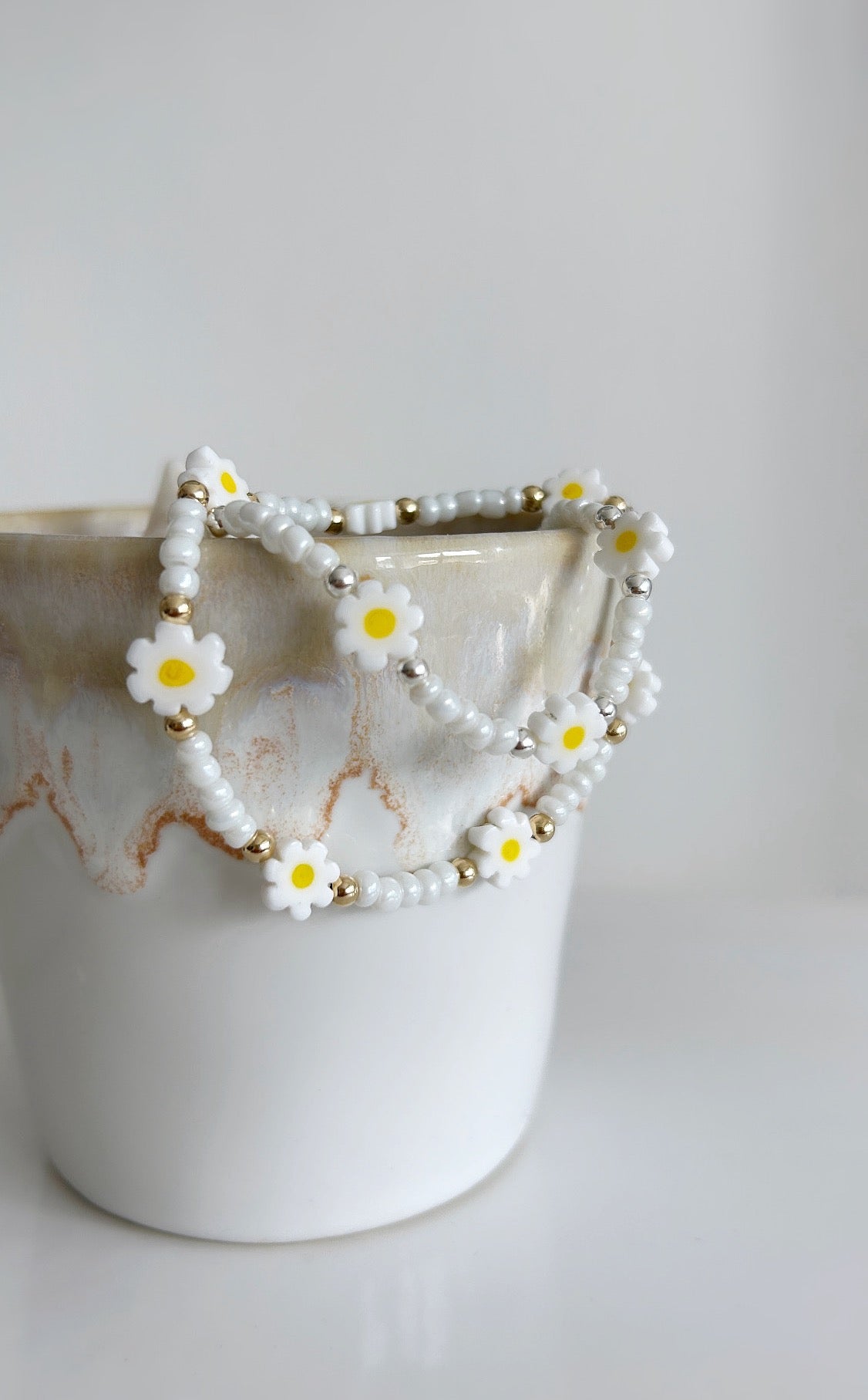 Daisy glass bead bracelet
