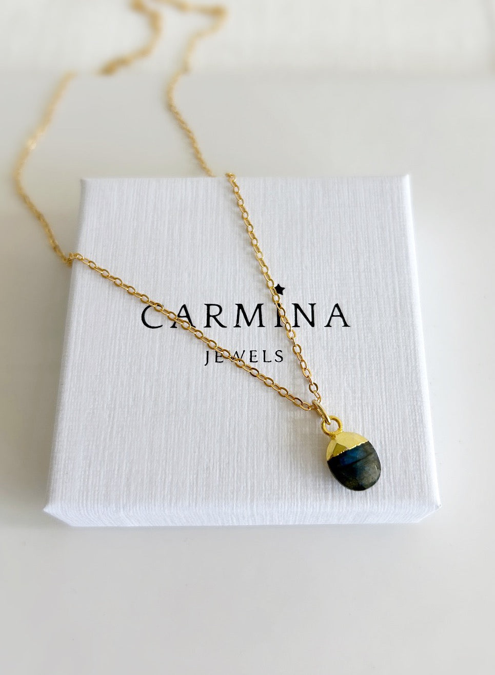 Necklace with labradorite gemstone pendant 