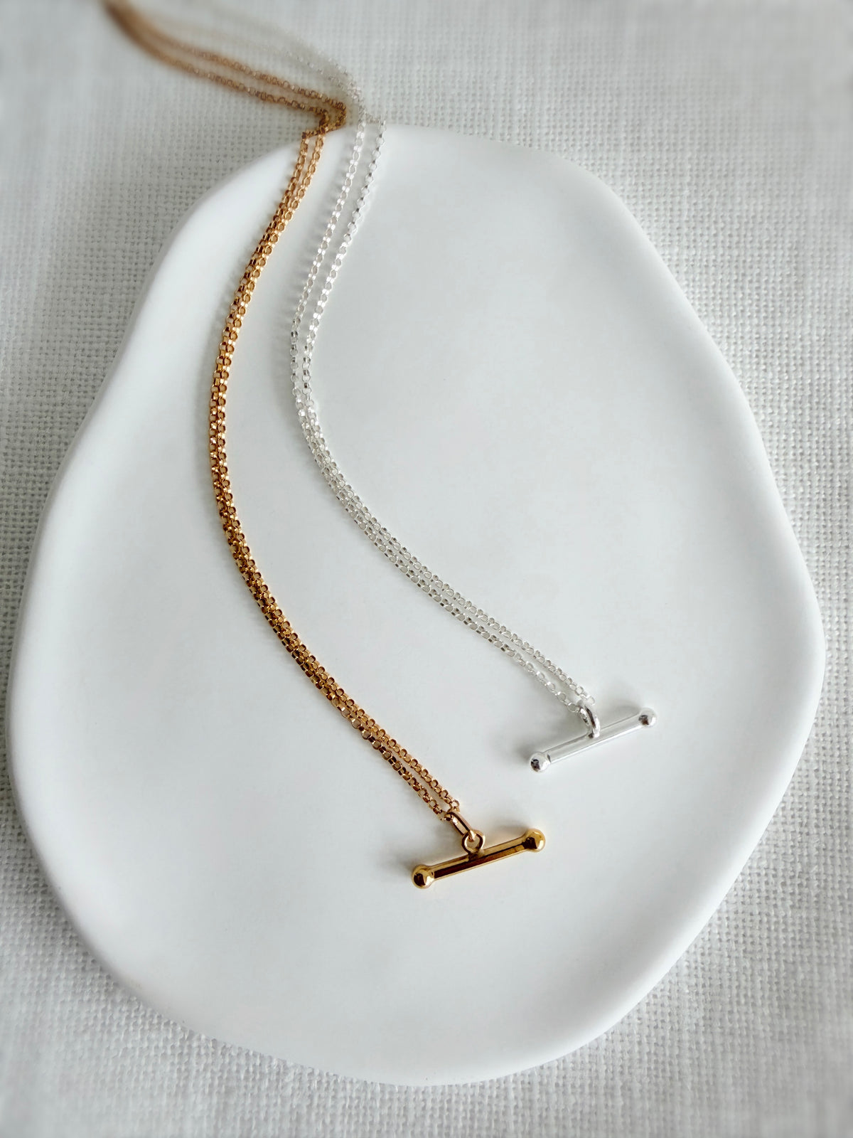 This gorgeous T-Bar necklace is the perfect everyday staple. Featuring a classic T-bar pendant on a delicate belcher/rolo chain, it’s available in your choice of Sterling Silver or Gold Filled.