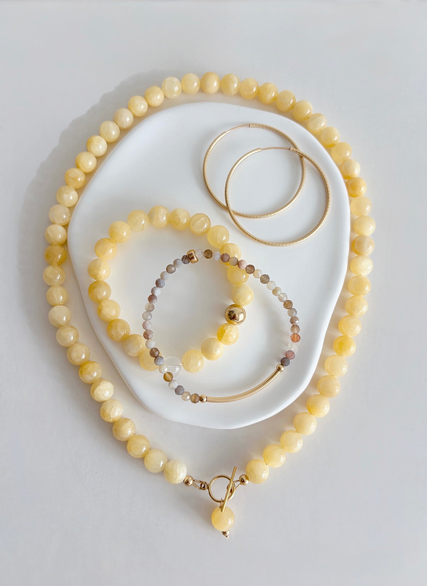 Summer in a necklace! This beautiful Honey jade beaded necklace is the perfect accessory for the Spring/Summer season. Perfect for layering with your summer dresses, or simply to style it with a white T shirt or vest top for everyday wear.