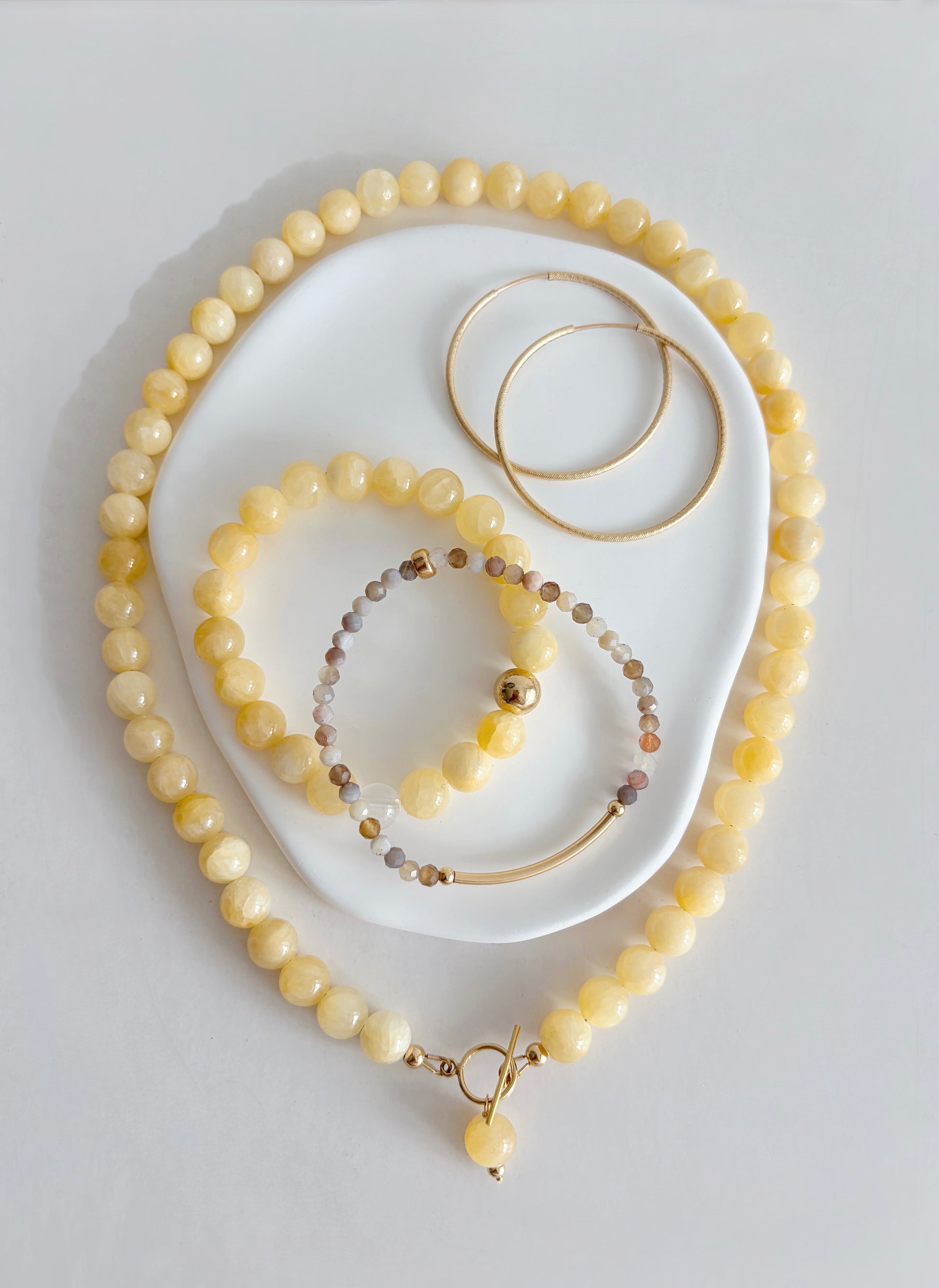 Summer in a necklace! This beautiful Honey jade beaded necklace is the perfect accessory for the Spring/Summer season. Perfect for layering with your summer dresses, or simply to style it with a white T shirt or vest top for everyday wear.